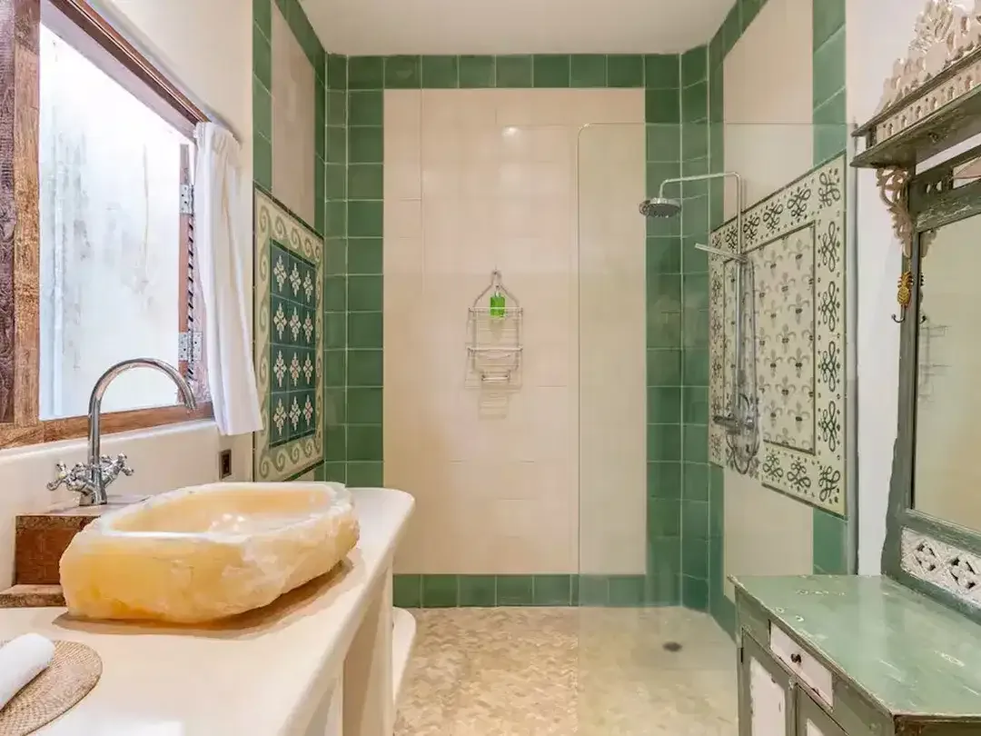 Leasehold - Spacious 6-Bedroom Villa in Batu Bolong, Canggu - Image 10 of 10