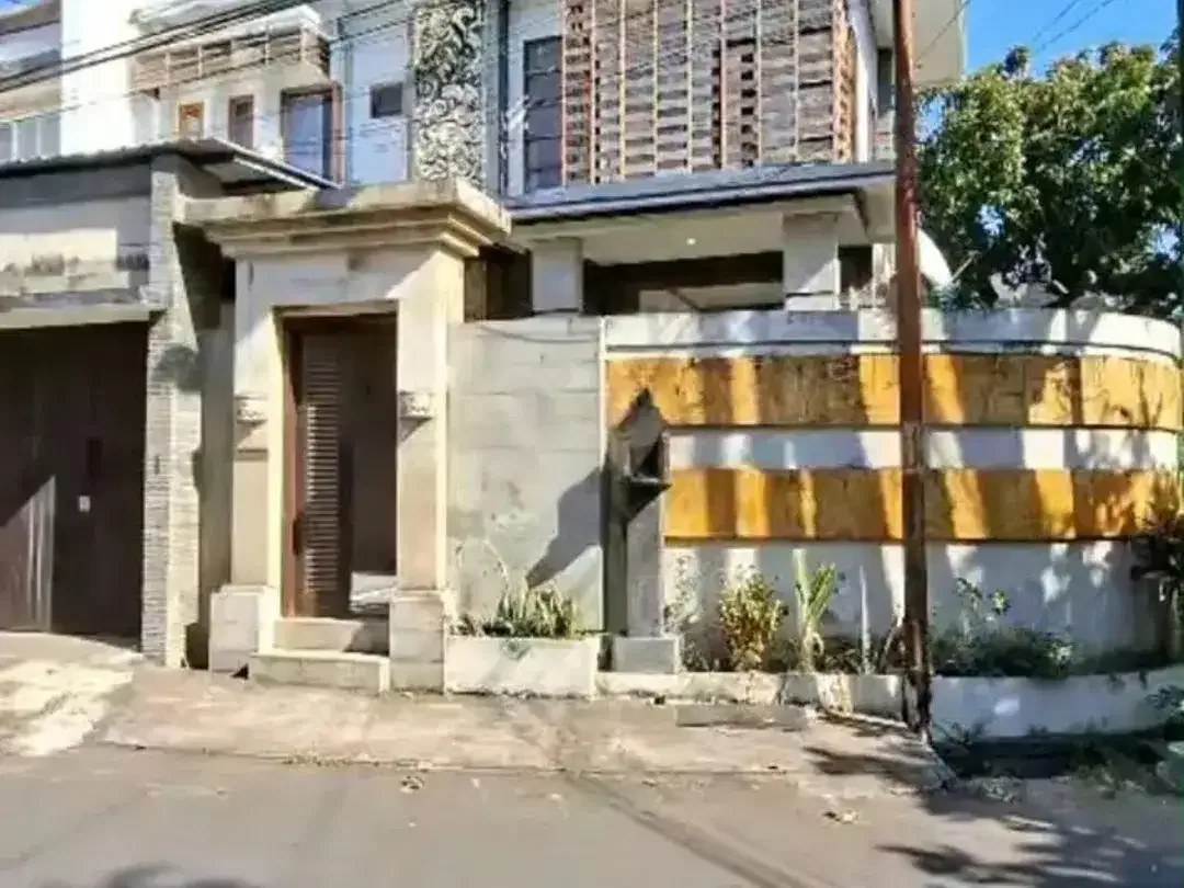 Rumah Hook 4/5BR Semi Furnished di Area Premium Renon - Image 1 of 8