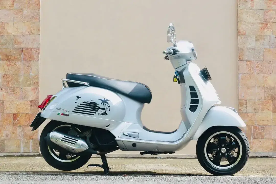 Vespa GTS super 150 ABS limited edition 2022 mulus siap pakai aja - Image 1 of 4