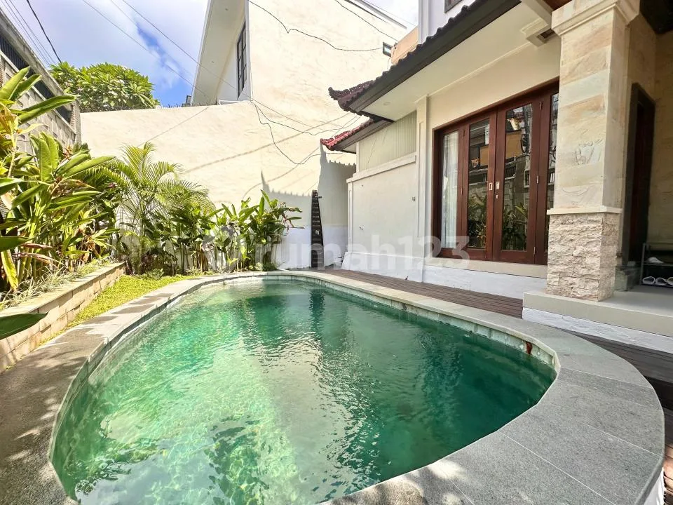 Rumah Mewah di Tengah Kota Umalas Bali Dekat ke Canggu Ada Kolam Renang - Image 1 of 4