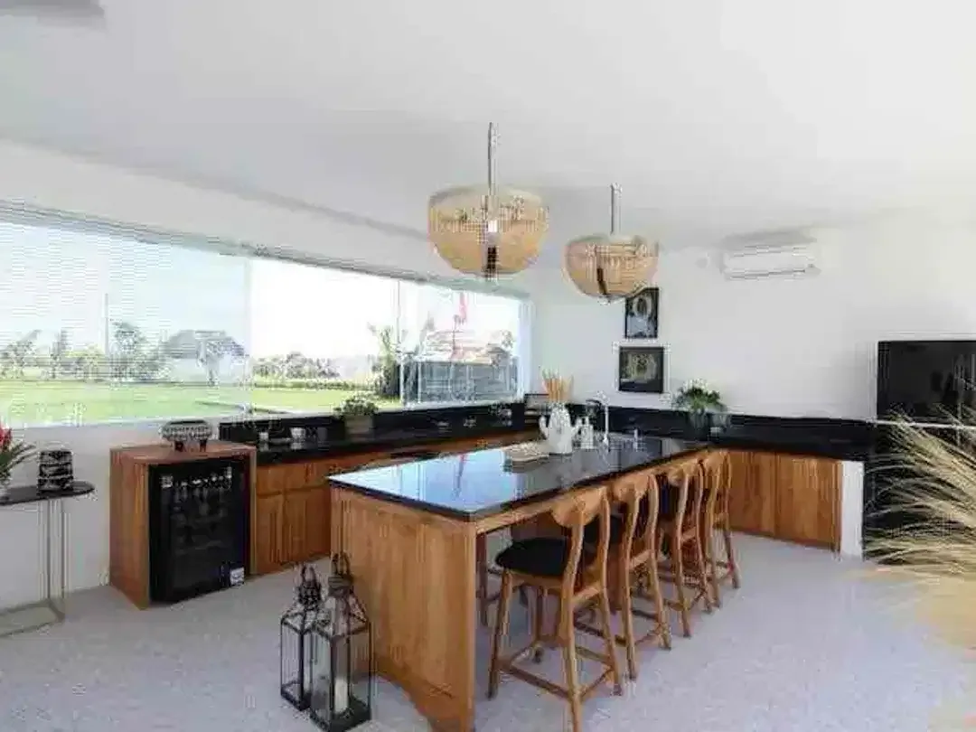 3 BEDROOMS RICE FIELD VIEW VILLA LUXURY MODERN STYLE SECURE LIVING LOCATION PRIME AND STRATEGIC AT BATUBOLONG CANGGU - Image 6 of 10
