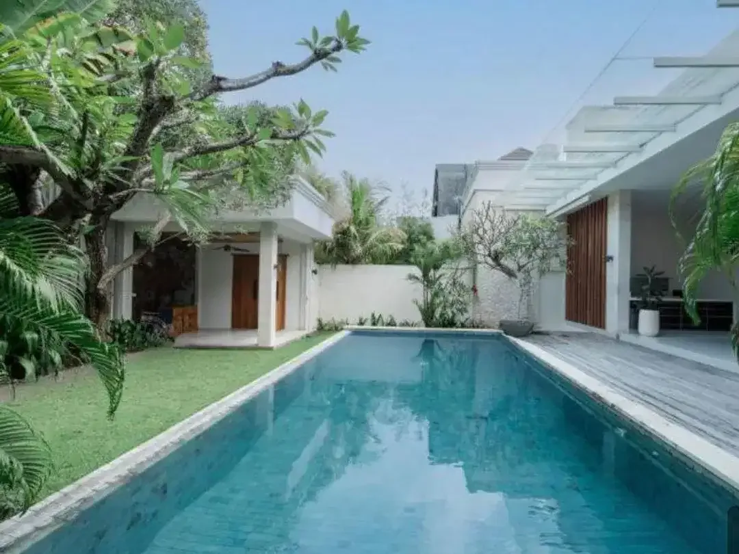 Villa 3 Kamar dengan Private Pool dan Jacuzzi Dekat Double Six Beach - Image 9 of 9