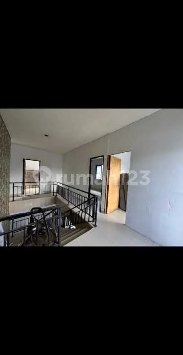 Rumah 2 Lantai Siap Huni Lokasi Sangat Strategis - Image 2 of 4