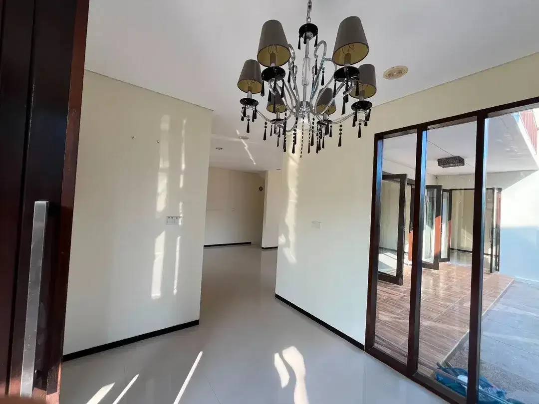 RUMAH 3 LANTAI DENGAN PRIVATE POOL DI HAYAM WURUK DENPASAR - Image 7 of 10