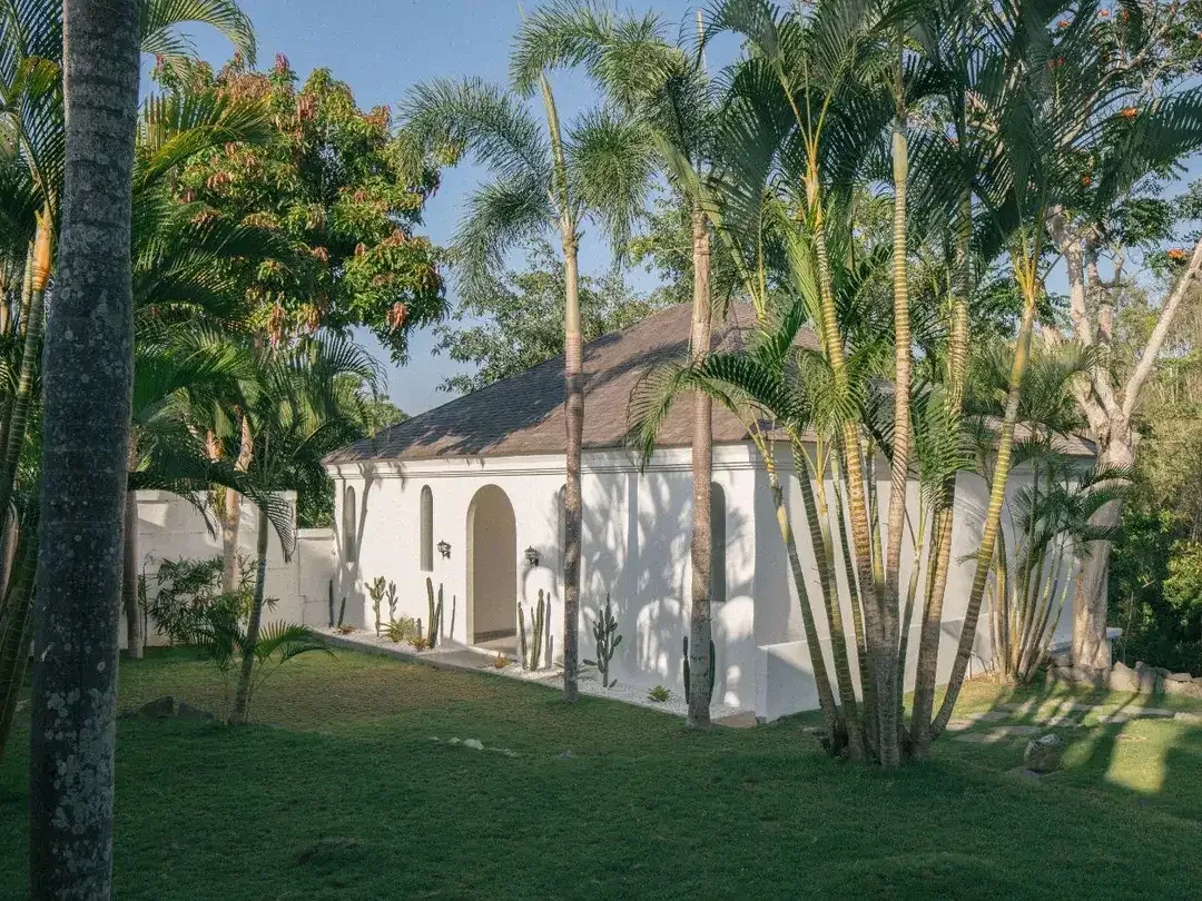 HIDDEN GEM 5 BEDROOMS MODERN TROPICAL STYLE JUNGGLE AND RIVER VIEW LOCATION AT MUNGGU - CANGGU - Image 4 of 10