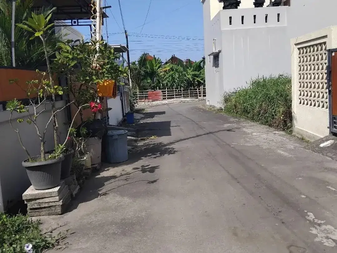 Dijual rumah minimalist modern lantai 1 siap huni yang berlokasi di dalam perumahan dosen kopertis di jalan Gutiswa - Cekomaria , peguyangan kangin de - Image 2 of 7