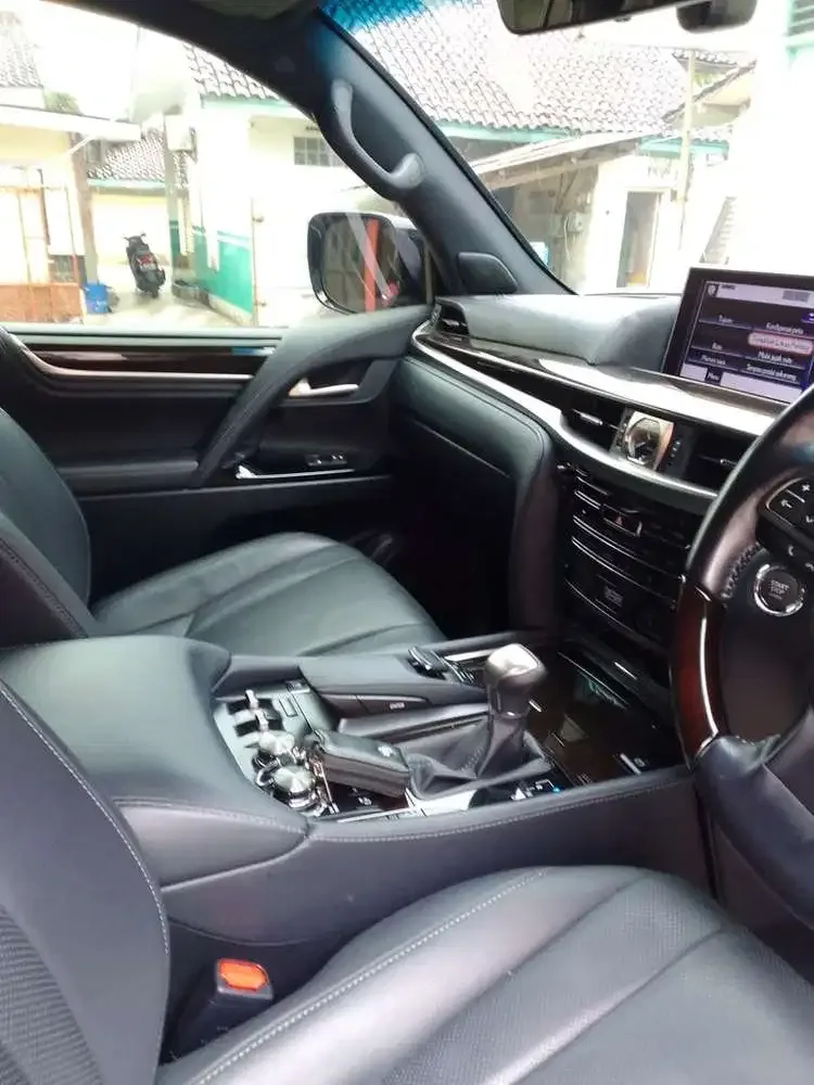 Lexus LX570 2018 Bensin - Image 6 of 9