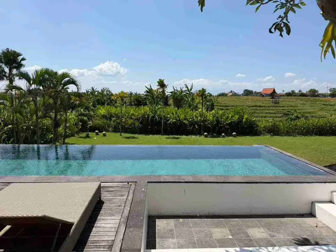 VILLA LANTAI II VIEW SAWAH DAN GUNUNG BARU HABIS RENOVASI DIJUAL HITUNG HARGA TANAH SAJA DI TUKA BABAKAN CANGGU BALI - Image 6 of 10
