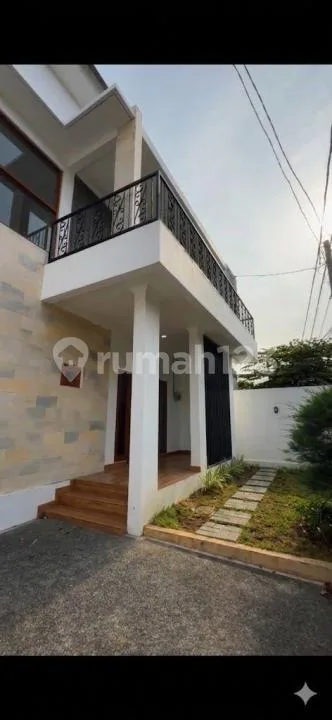 Rumah Baru 2 Lantai 3 Kamar Tidur di Panjer Dekat Renon - Image 1 of 4