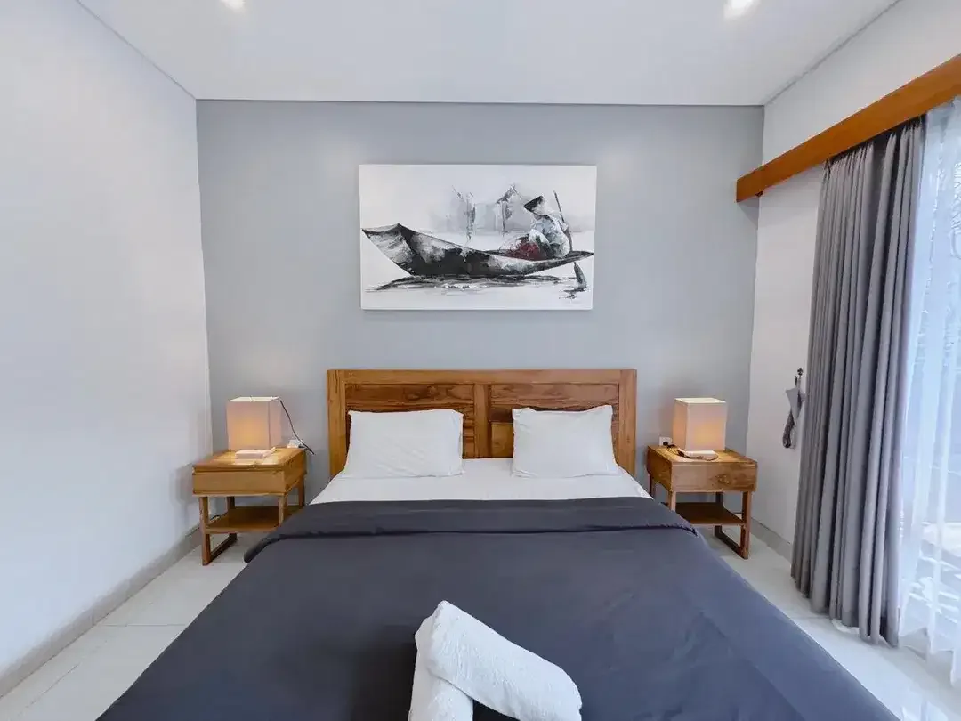 Dijual Guest House Siap Operasional dengan Lokasi Premium 7 Kamar Tidur, Kolam Renang dan Fully Furnished dengan Potensi Pendapatan Menarik - Image 5 of 10