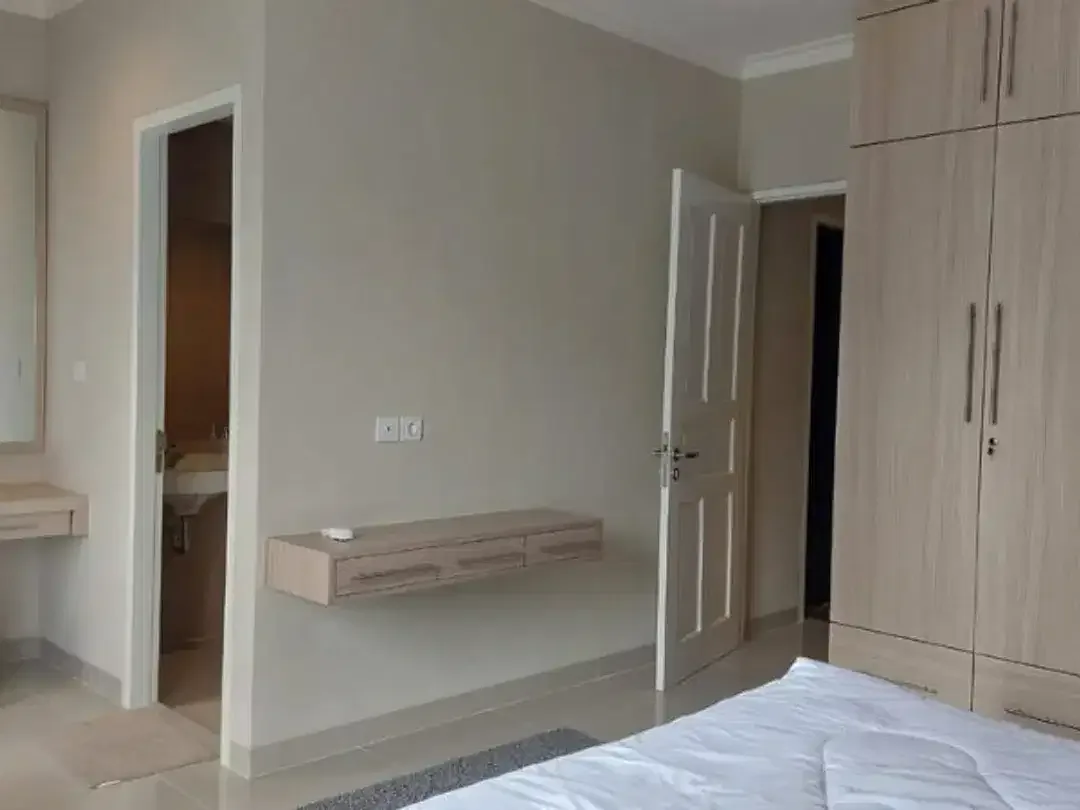 RUMAH CANTIK FULL FURNISHED 4BR DI PERUM HARVESTLAND JIMBARAN BADUNG - Image 8 of 10