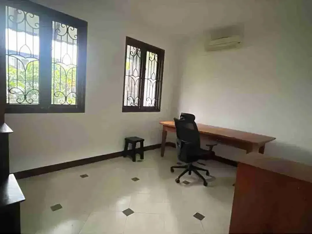Disewakan Rumah 3 kamar luas 4 are di kawasan Elite Renon dengan halaman dan parkir luas - Image 9 of 10