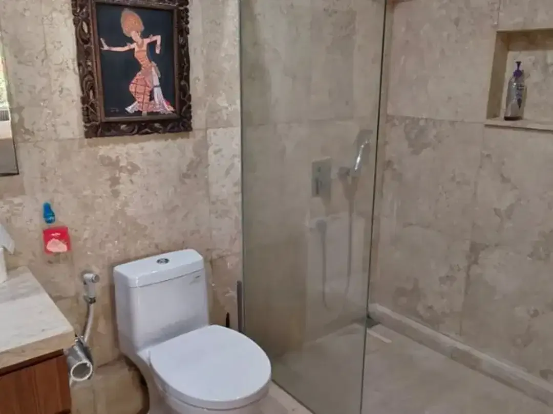 VILLA SPACIOUS GARDEN WITH 5 BEDROOM IN UMALAS KEROBOKAN BADUNG - Image 9 of 10
