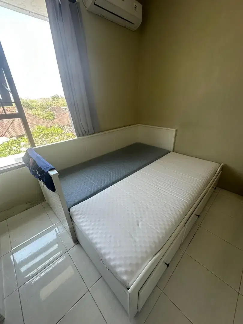 Set ranjang IKEA lengkap - dipan dan kasur - Image 4 of 5