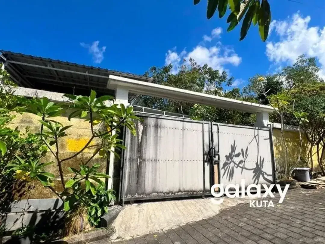 RUMAH DENGAN HALAMAN FULL FURNISHED DI PERUM BERANDA KUTUH BADUNG - Image 1 of 10
