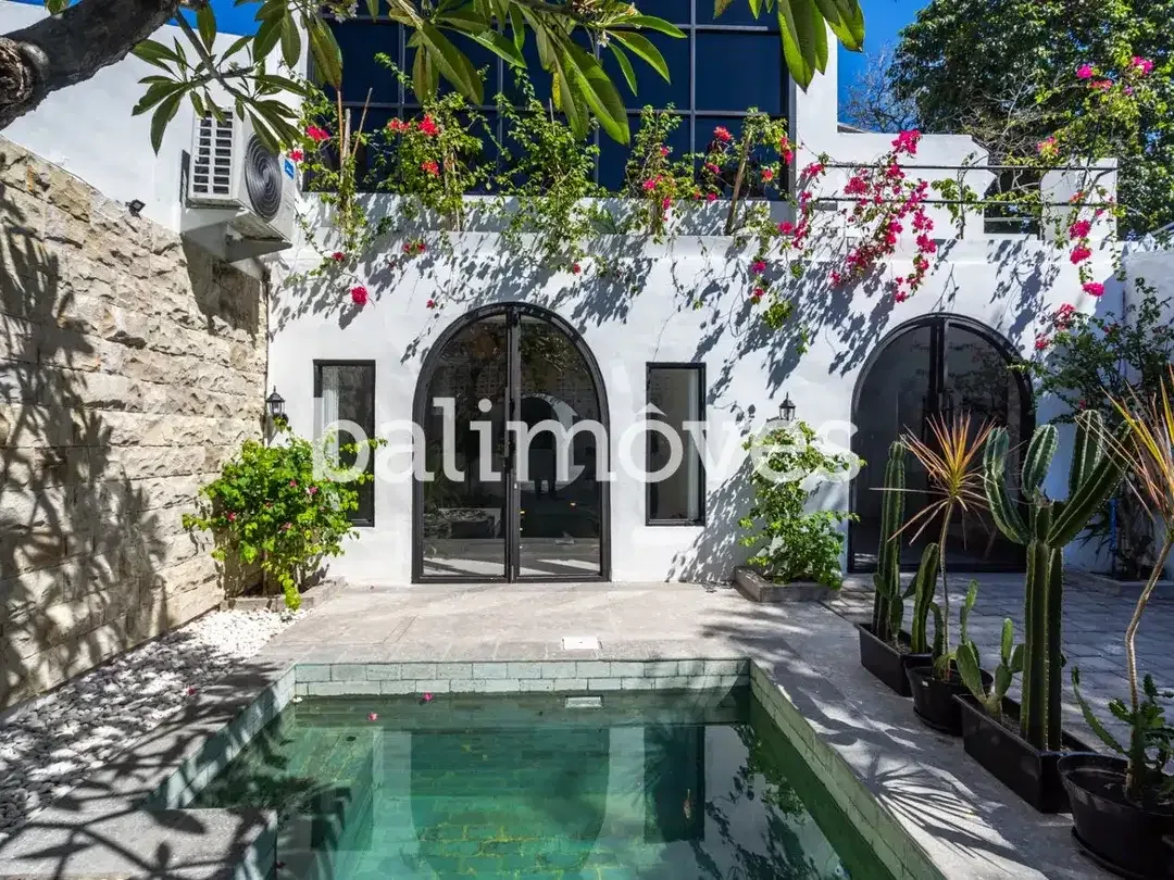 Vila Mediterania Menawan dengan Empat Kamar Tidur di Tepi Pantai Sanur - Image 1 of 10