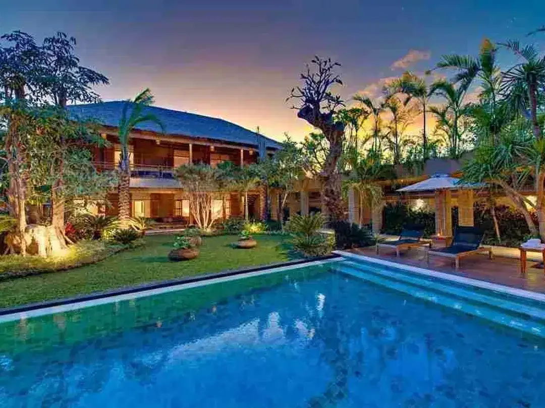 Luxury Villa 2 Unit 700 Meter dari Pantai Seminyak - Image 1 of 10
