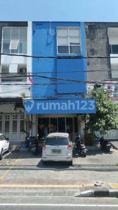 Strategic 3-Storey Shophouse On Mahendradatta - Image 1 of 4