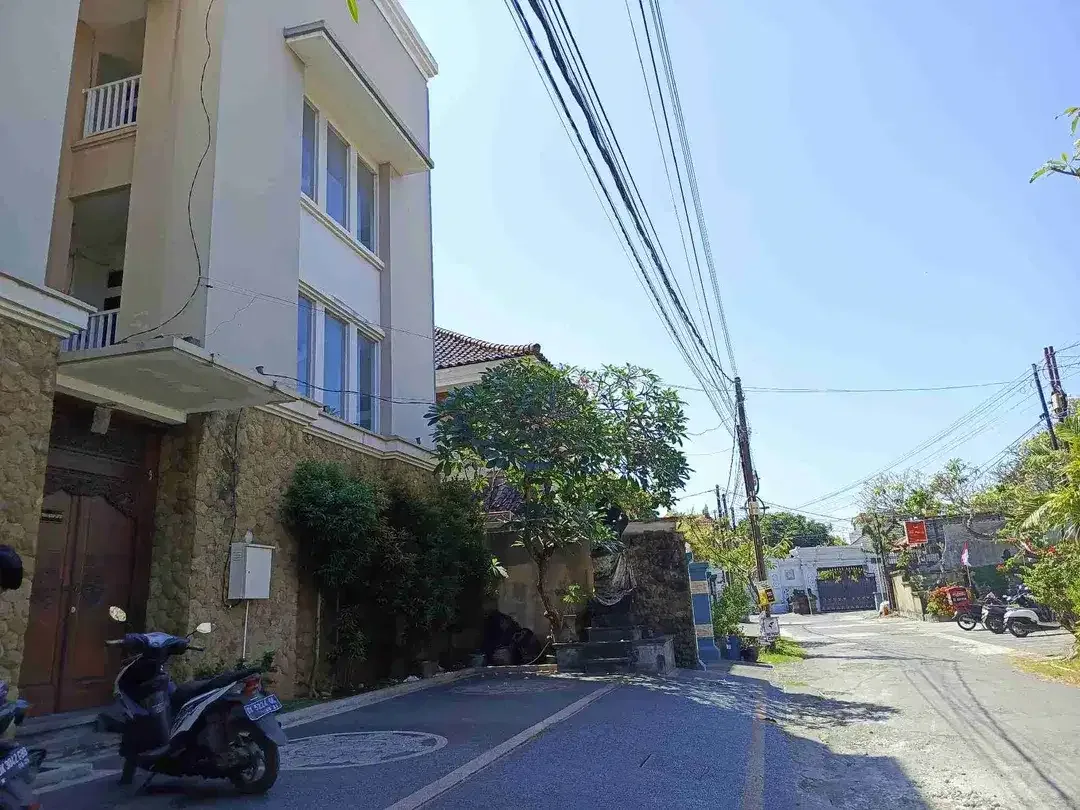 DI JUAL CEPAT GUEST HOUSE 4 LANTAI DI KAWASAN RENON
Lokasi Jalan Pemuda III, Renon, Denpasar Selatan, Kota Denpasar, Bali
- LT : 426 m2
- LB : 950 m2
Lebar Depan 20 Meter
Lebar Jalan 4 Meter - Image 2 of 10