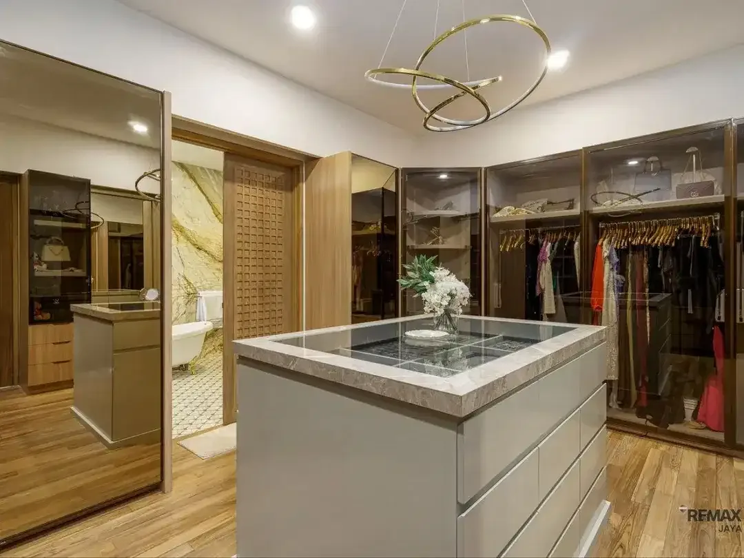 Three Bedroom Luxury Modern Villa For Sale In Seminyak, Kuta - Image 10 of 10