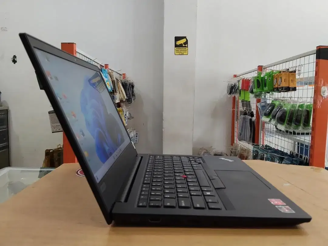 Lenovo ThinkPad E495 Amd Ryzen 7 Ram 16GB SSD 256GB VGA 2GB Mulus - Image 3 of 10