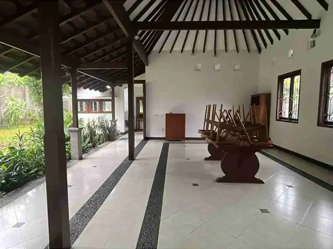 Disewakan Rumah 3 kamar luas 4 are di kawasan Elite Renon dengan halaman dan parkir luas - Image 7 of 10