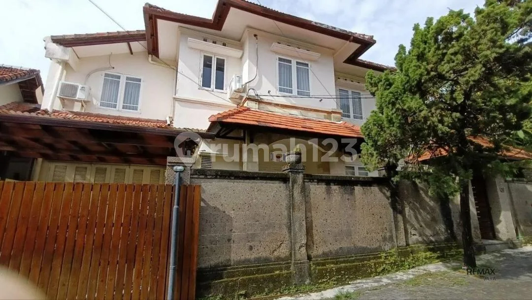 Villa Eksklusif 4 Kamar Tidur Disewakan di Kerobokan Kelod Area - Image 2 of 4