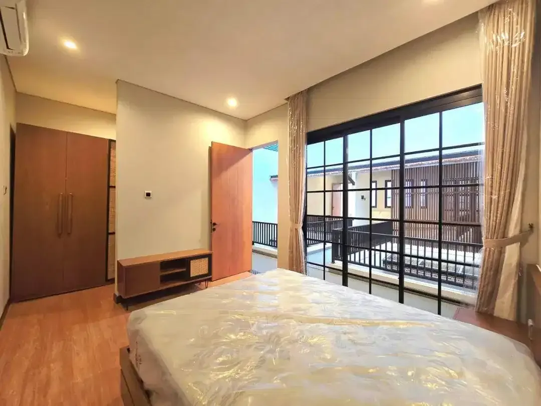 BRAND NEW VILLA 3BR WITH ROOFTOP FURNISHED BEST LOKASI DI NUSA DUA - Image 4 of 10
