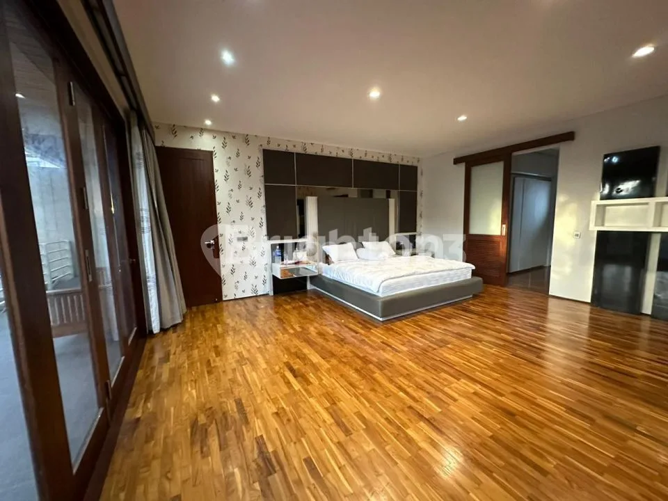 Rumah semi Villa 3 lantai dengan desain interior modern minimalis yang cozy semi Furnished with swimming Pool, Garden,serta akses jalan yang lebar,berlokasi di Gatsu Barat dekat Kerobokan - Image 4 of 4