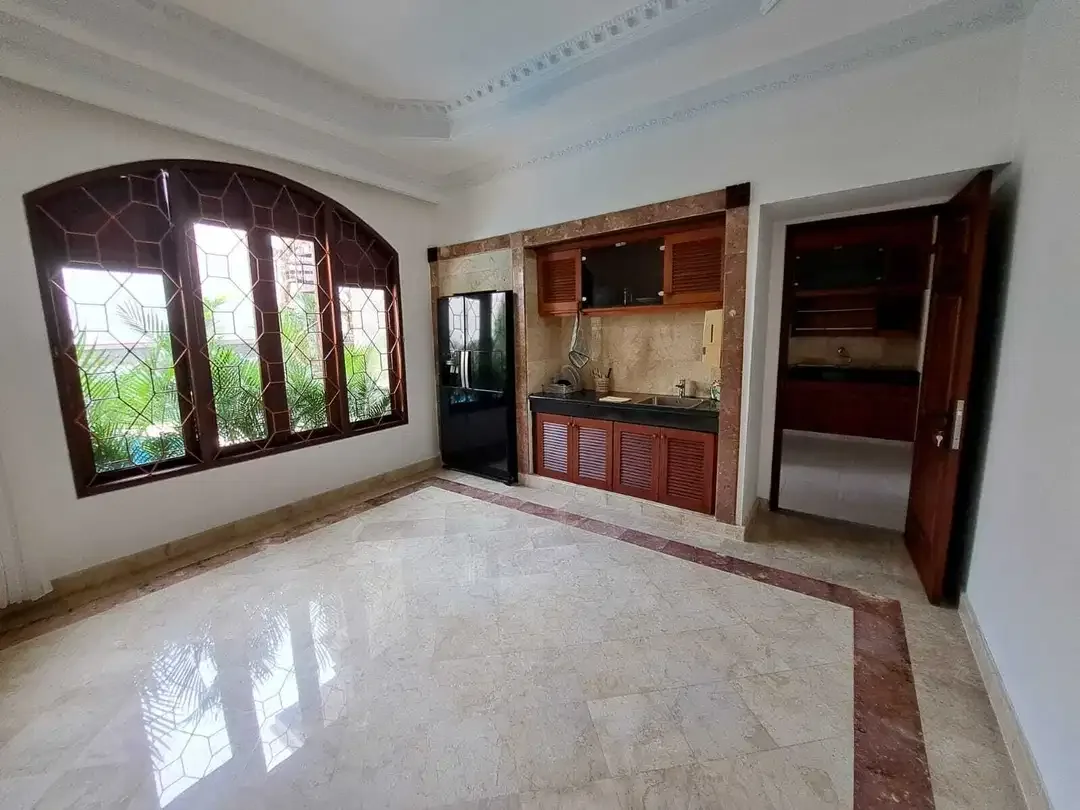 Rumah Sangat Mewah Luxury Semi Furnished Lokasi Premium Renon - Image 6 of 10