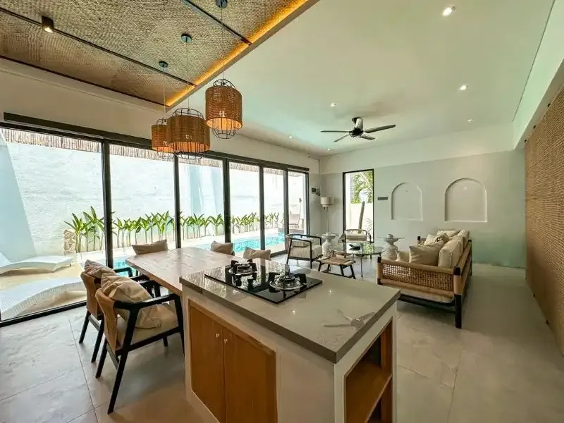 NEWLY RENOVATED TROPICAL STYLE VILLA - Image 3 of 9