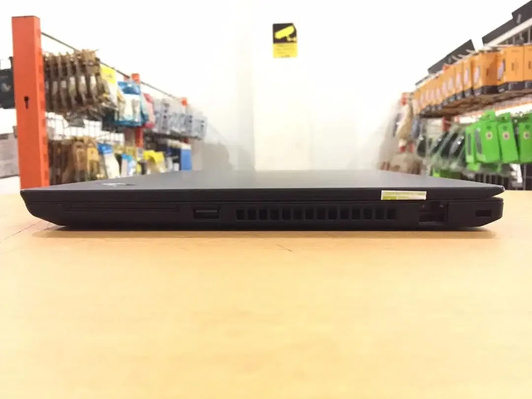 Laptop Lenovo ThinkPad T490 Core i5Gen8 Ram 16GB SSD 256GB Slim Mulus - Image 5 of 10