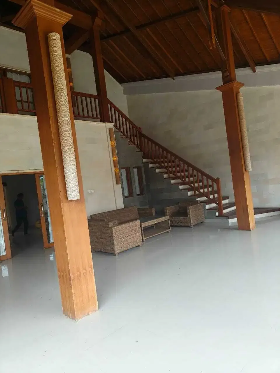 FOR RENT VILLA 3BR FURNIHED BIG GARDEN BIG POOL LOCATION UMALAS - Image 5 of 10