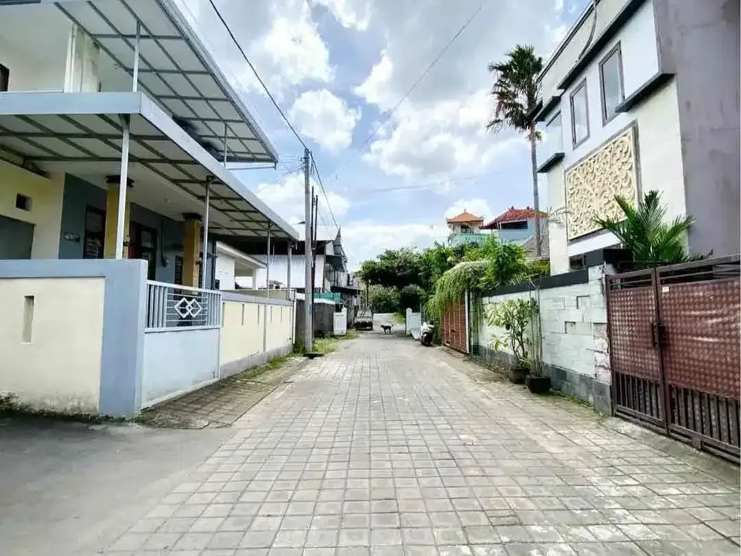 DIJUAL Rumah pribadi, SHM 
IMB 
*cocok utk hunian / investasi

Lokasi strategis, dalam perumahan.
Bebas Banjir. - Image 1 of 5