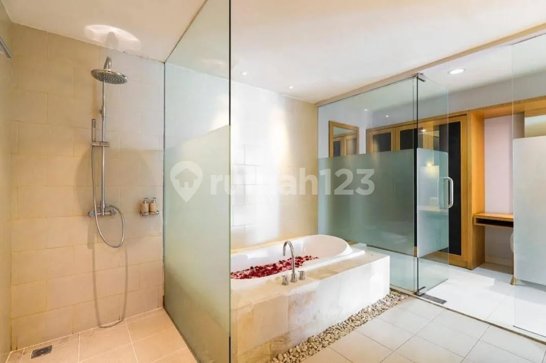 Villa Mewah 2Lt Furnished Pool Strategis Kawasan Elit Diseminyak - Image 2 of 4