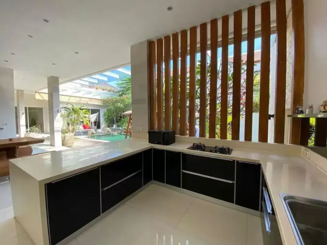 Villa 3 Kamar dengan Private Pool dan Jacuzzi Dekat Double Six Beach - Image 3 of 9