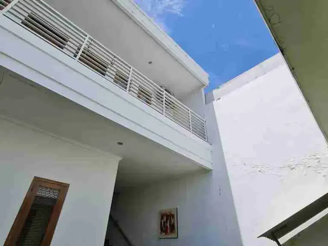 Rumah 2 Lantai 3 Kamar di Kawasan Villa Kerobokan Badung - Image 2 of 9