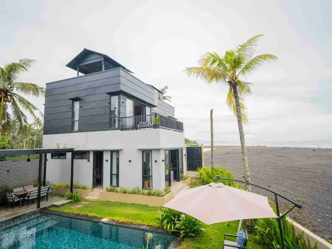 Villa Beachfront Tepi Pantai Modern Tropical, di Saba, Gianyar, Bali - Image 1 of 10