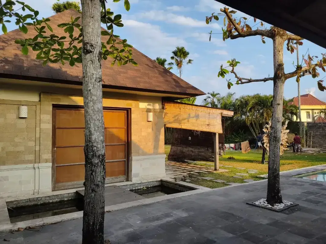 Villa Luas 4 Kamar Tidur Disewakan di Kerobokan Area - Image 4 of 10