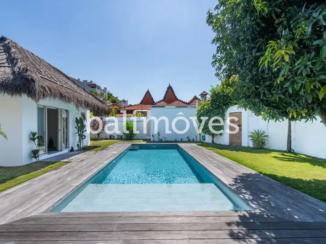 Villa yang Menawan dengan Tiga Kamar Tidur yang Luas di Sanur - Image 2 of 10