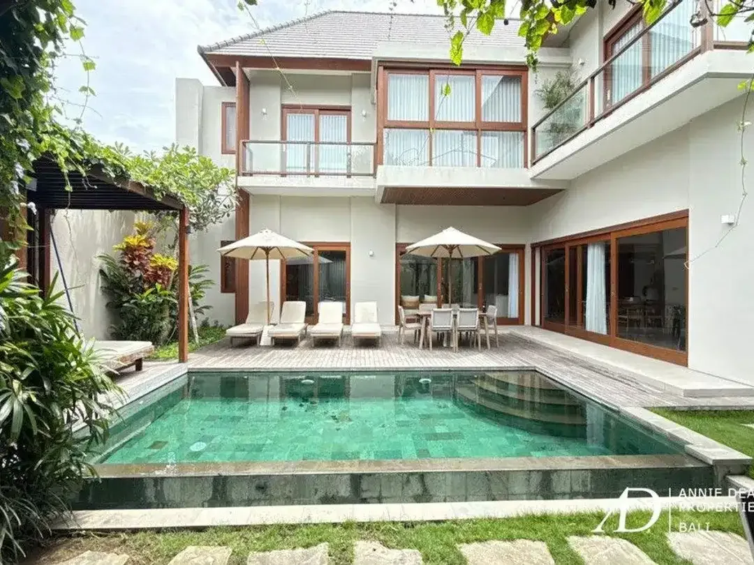FREEHOLD | MODERN 4-BEDROOM VILLA IN BUMBAK - UMALAS - Image 1 of 7