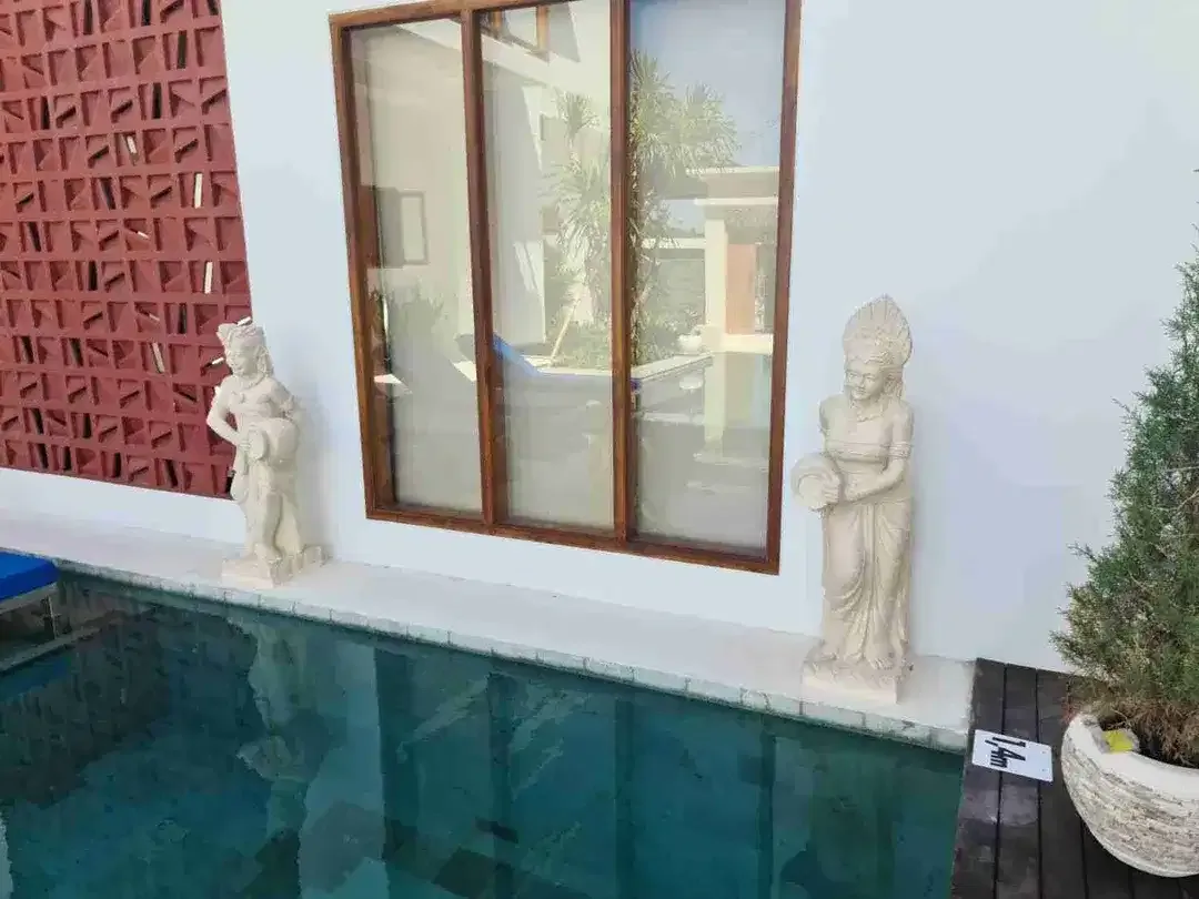 Luxury Villa 6BR Full Furnish Dekat Pantai Batu Belig - Image 3 of 10