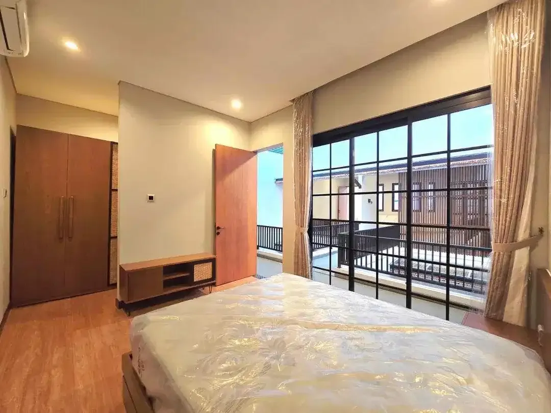 Brand new 3 bedroom villa cantik strategis Fully Furnished SHM SLF lengkap - Image 4 of 10