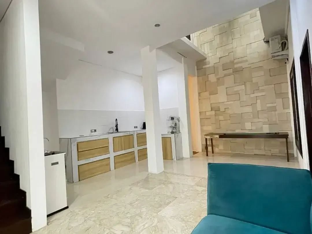 FOR RENT HUNIAN FURNIHSED 5BR AKSES DEKAT JALAN UTAMA BYPAS SANUR - Image 4 of 10