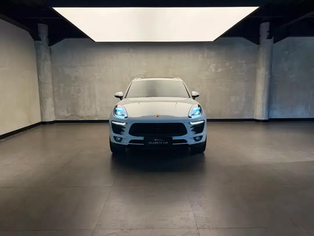Porsche Macan 2.0L PDK - White 2017 - Image 2 of 2