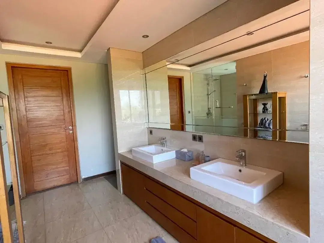 FOR RENT VILLA BIG GARDEN BIG POOL GOOD LOCATION NEAR BEACH DI CANGGU - Image 10 of 10