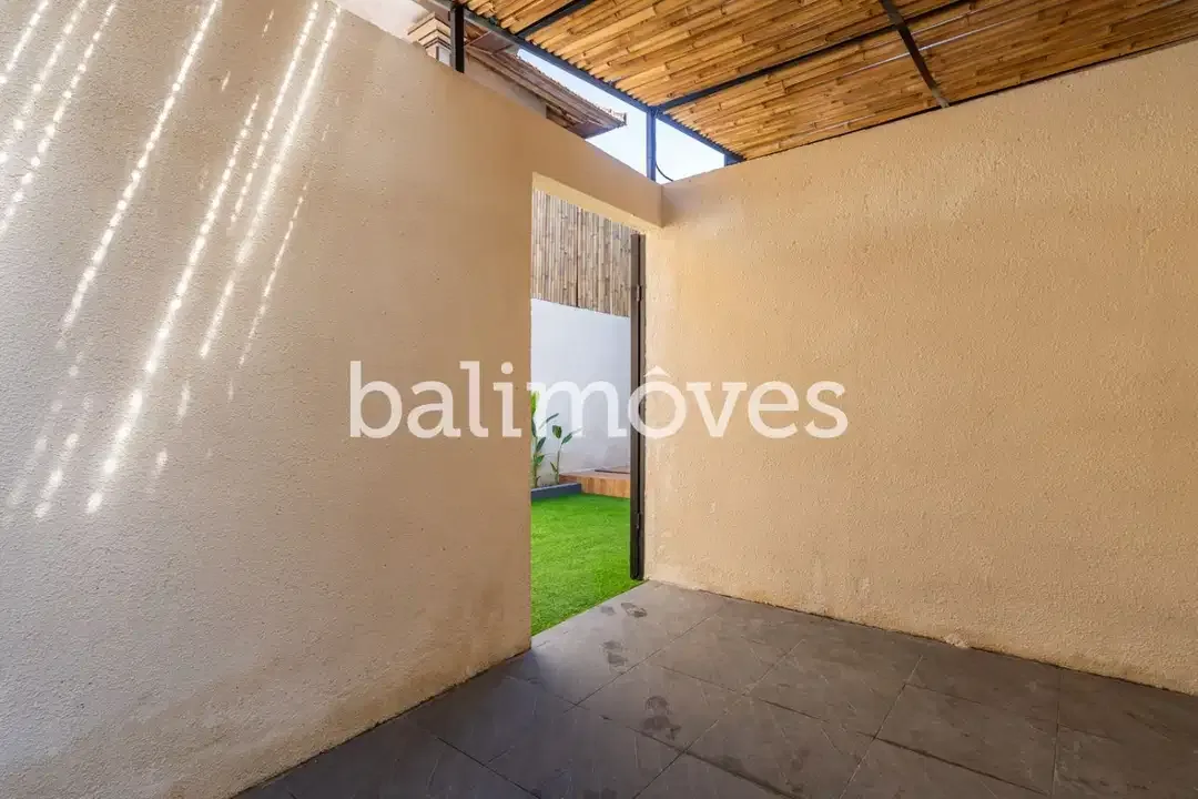 Villa Tiga Kamar Tidur Baru di Tepi Pantai Sanur - Image 3 of 10