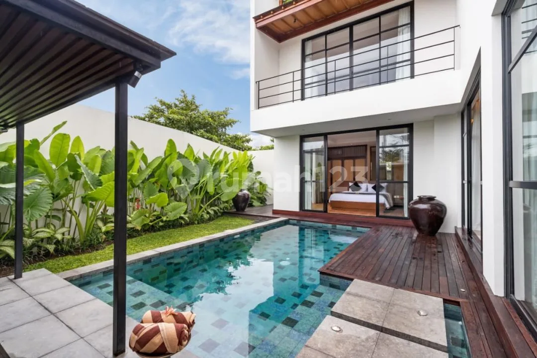 Modern Villa Central Berawa Canggu - 3 Bedrooms 200M2 - Image 1 of 4