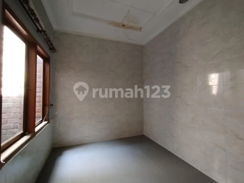 Rumah 1 Lantai Ruang Keluarga Besar Lingkungan Tenang Kawasan Premium Dekat - Image 2 of 4