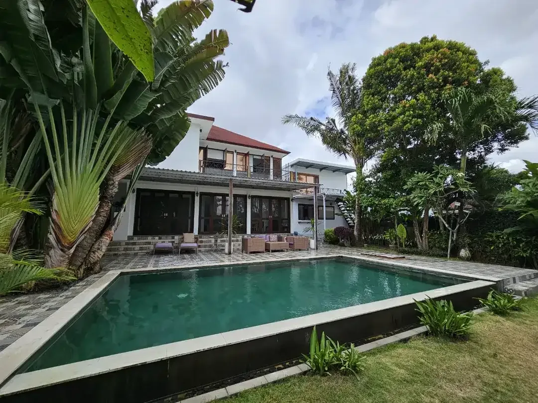 Astonishing Colonial Design Villa 5 Bedrooms near Tumbakbayuh For Sale Now - FREEHOLD - Image 1 of 10